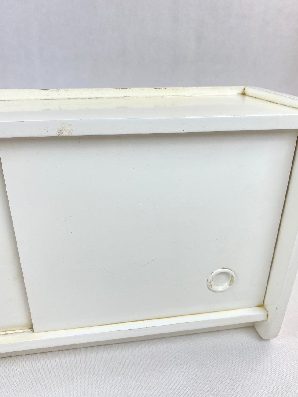 HN0273-spinteles-13 Pakabinama dviejų stumdomų durų spintelė su kabliukais 15,5×51,5×27 cm