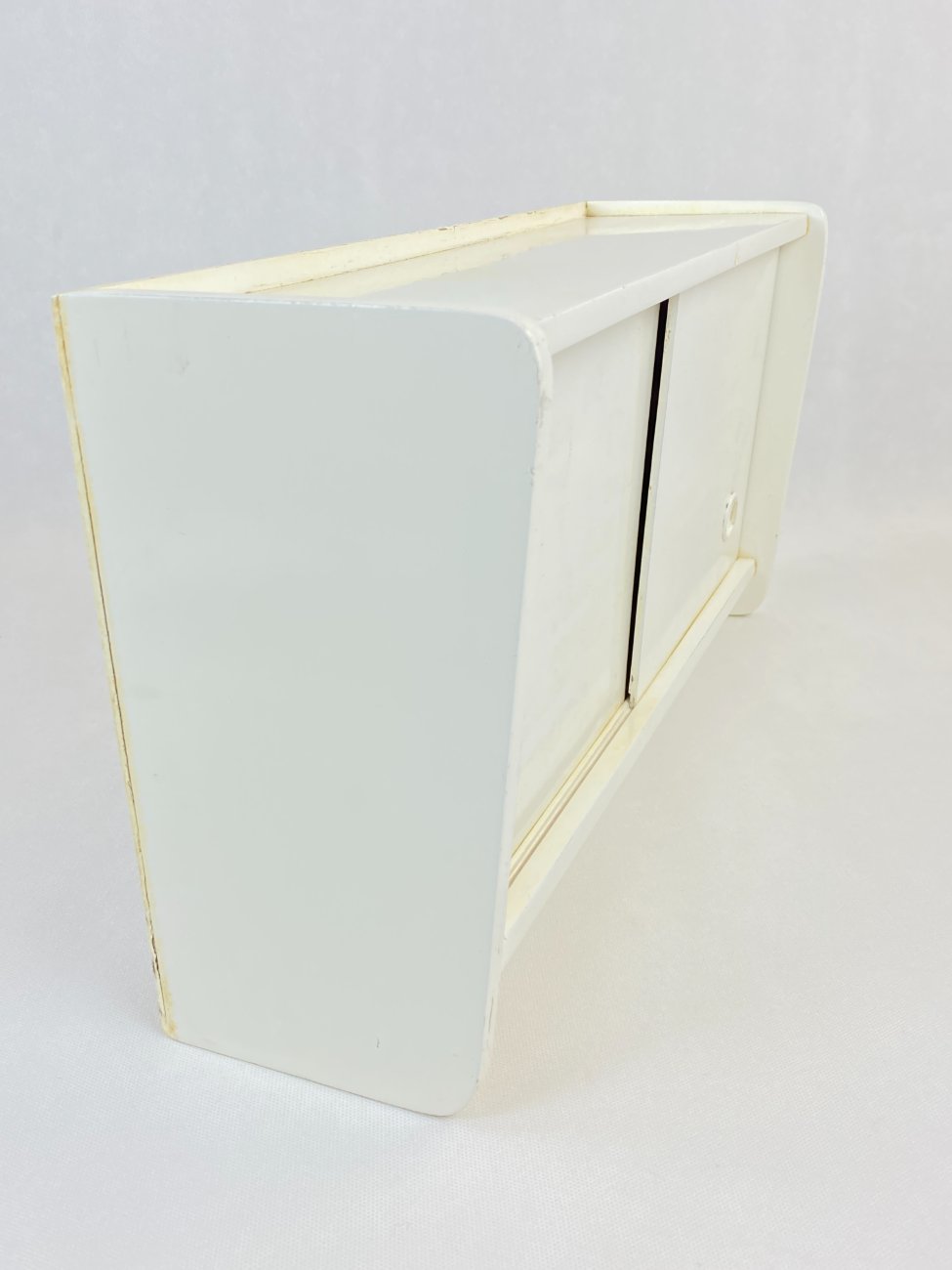 HN0273-spinteles-3 Pakabinama dviejų stumdomų durų spintelė su kabliukais 15,5×51,5×27 cm