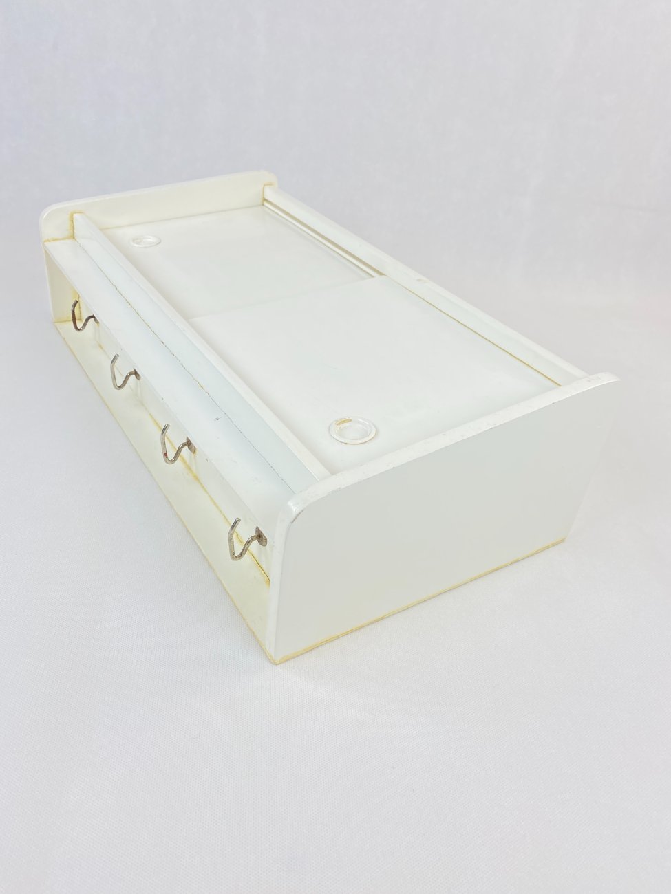 HN0273-spinteles-8 Pakabinama dviejų stumdomų durų spintelė su kabliukais 15,5×51,5×27 cm