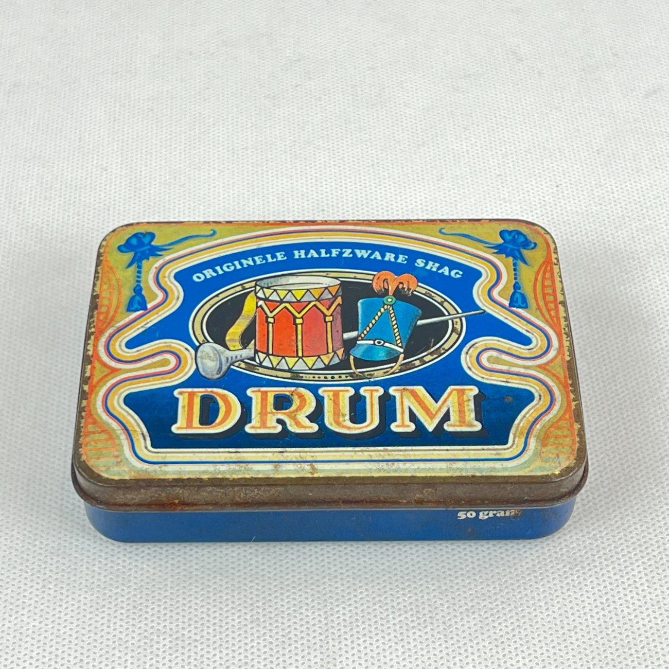 HN0287-dezutes-0 Vintažinė skardinė tabako dėžutė “Drum” 8x11x2,5 cm