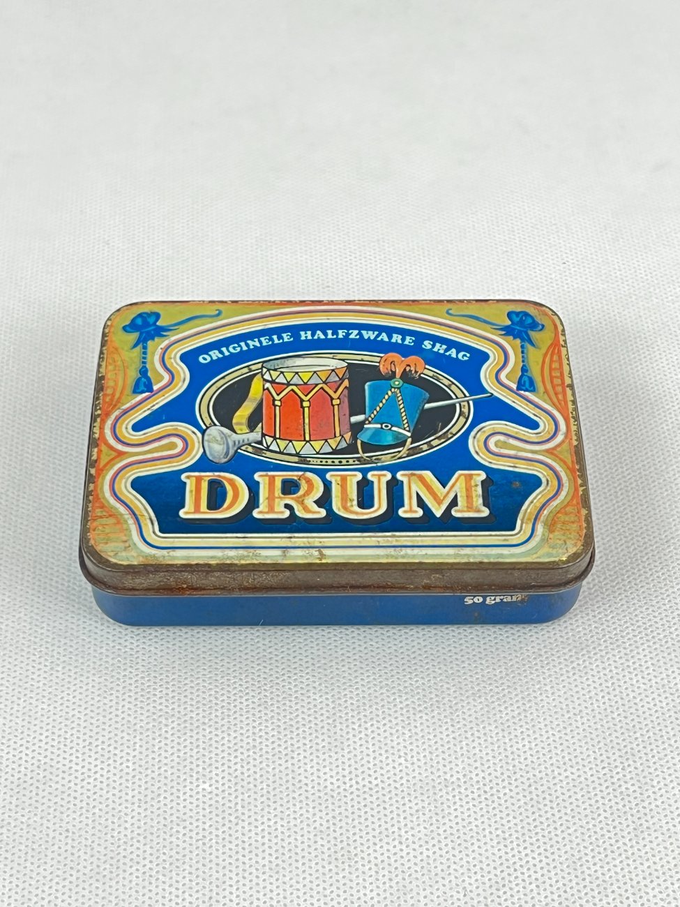 HN0287-dezutes-1 Vintažinė skardinė tabako dėžutė “Drum” 8x11x2,5 cm