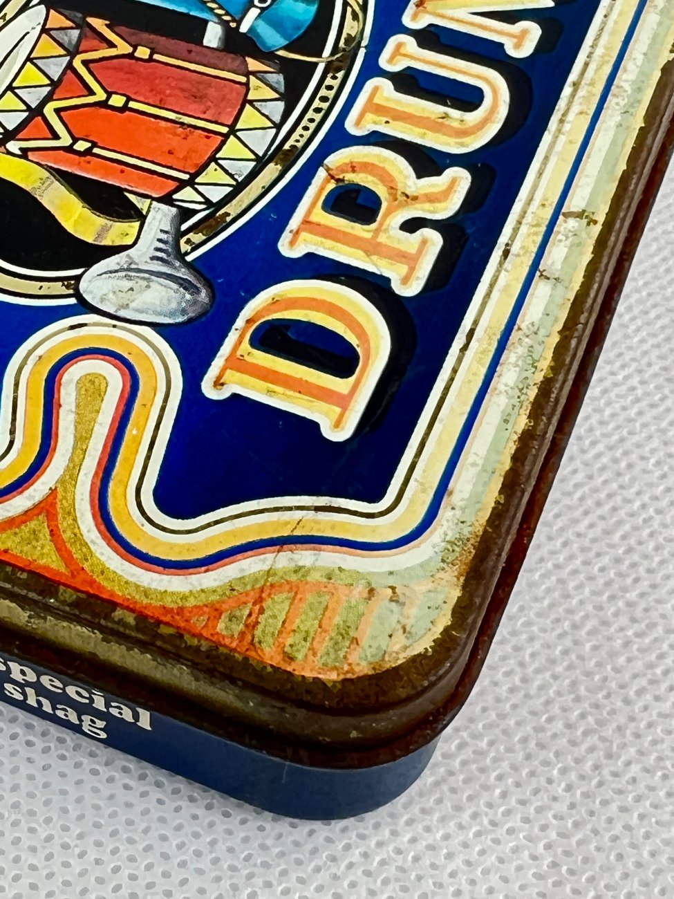 HN0287-dezutes-13 Vintažinė skardinė tabako dėžutė “Drum” 8x11x2,5 cm