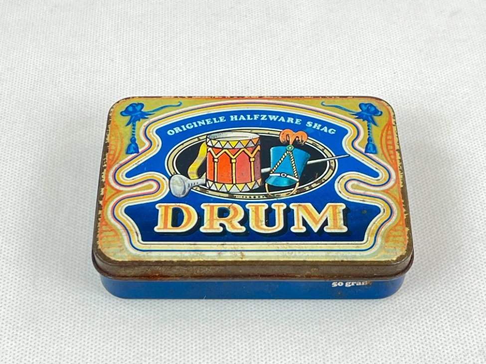 HN0287-dezutes-2 Vintažinė skardinė tabako dėžutė “Drum” 8x11x2,5 cm