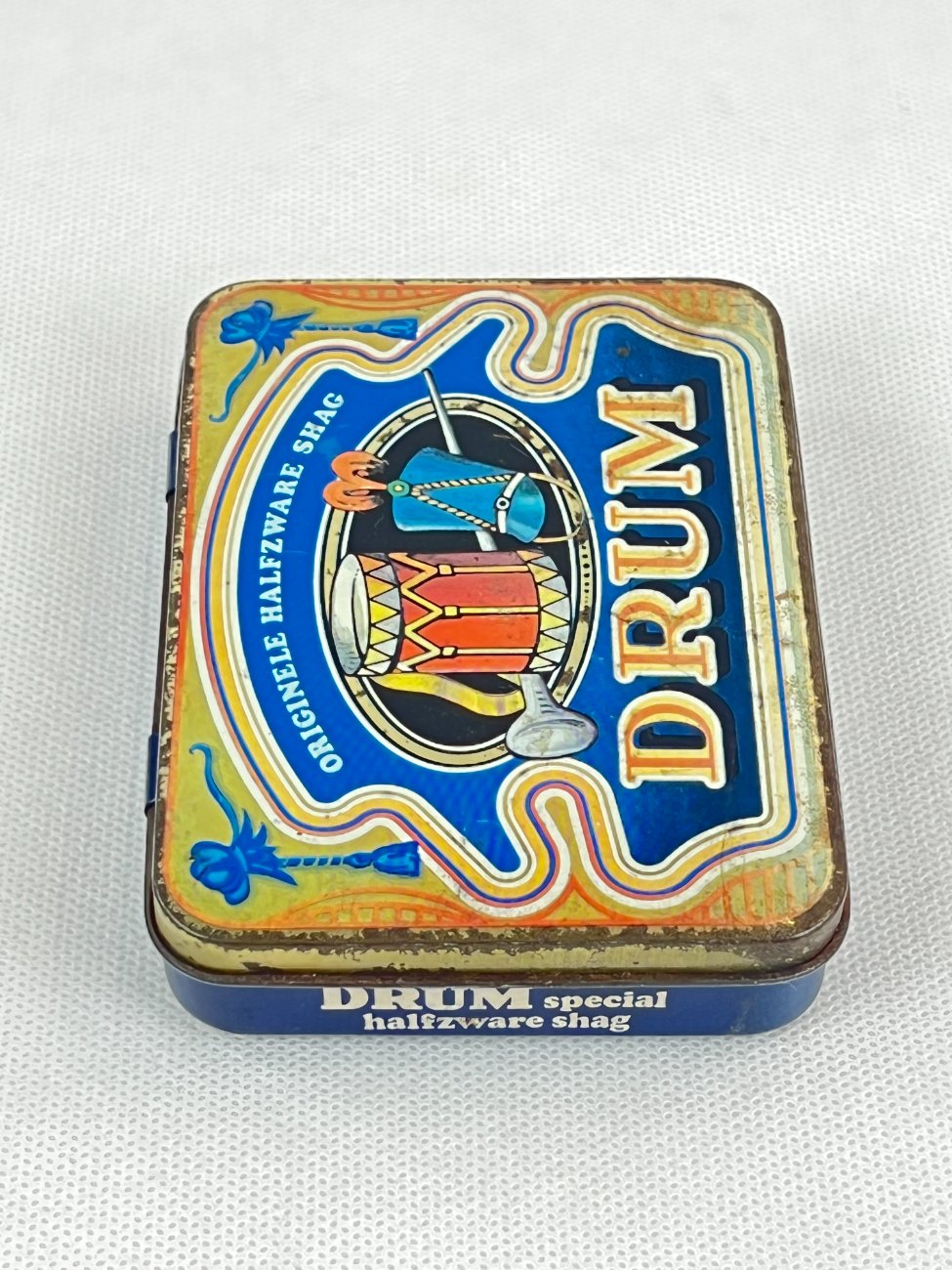 HN0287-dezutes-3 Vintažinė skardinė tabako dėžutė “Drum” 8x11x2,5 cm