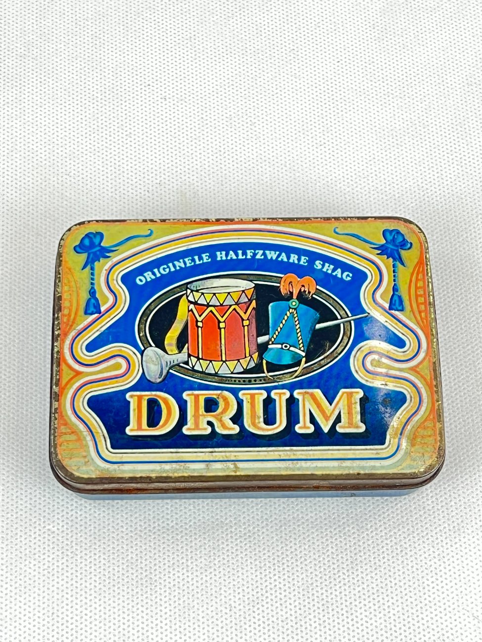 HN0287-dezutes-5 Vintažinė skardinė tabako dėžutė “Drum” 8x11x2,5 cm