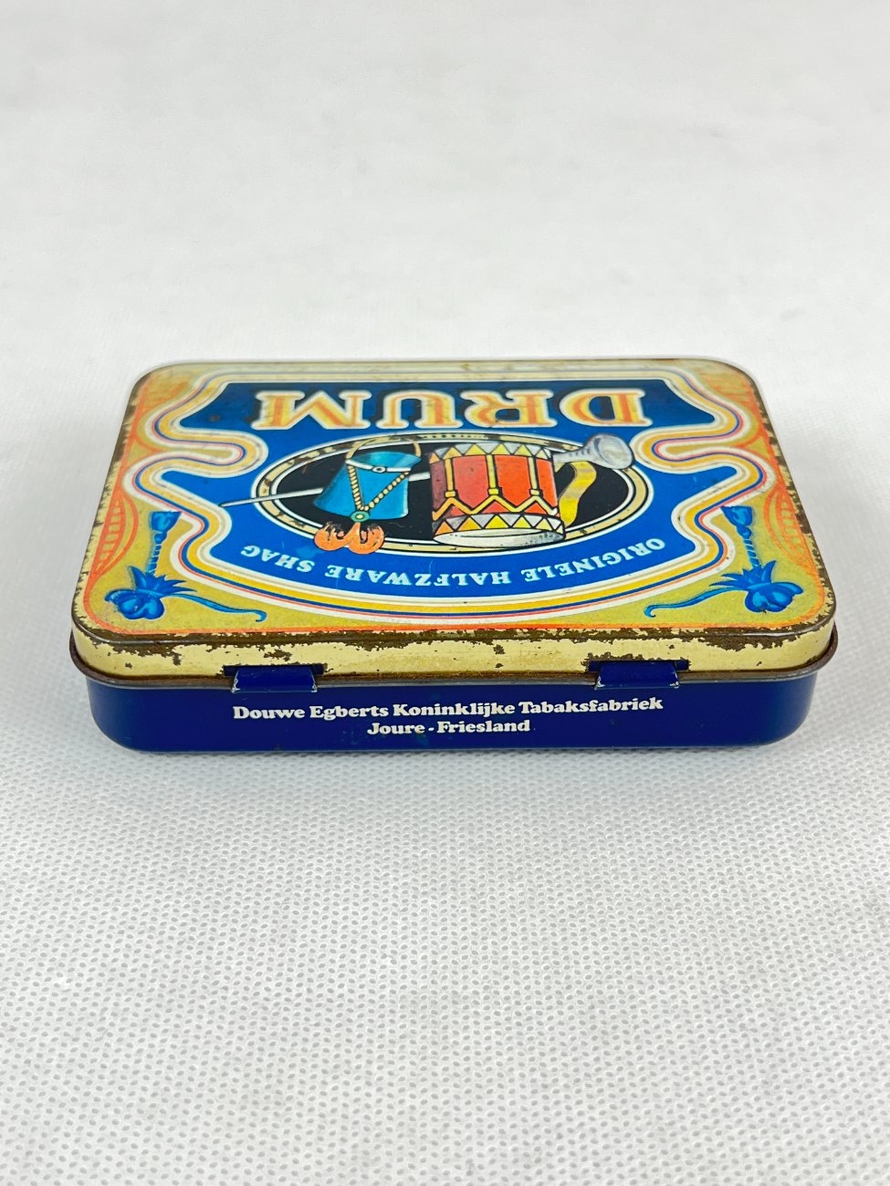 HN0287-dezutes-7 Vintažinė skardinė tabako dėžutė “Drum” 8x11x2,5 cm
