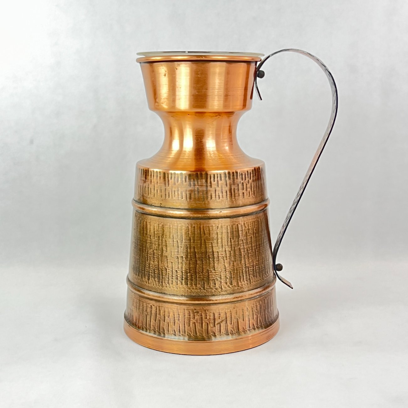 HN0289-metaliniai-indai-0 Varinis ąsotis su plastikiniu įdėklu 22,5x30x38,5 cm