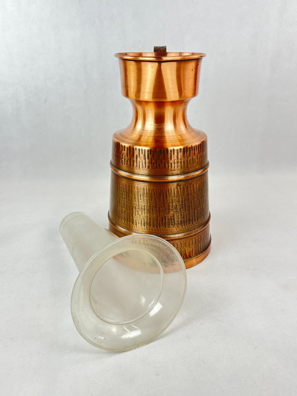 HN0289-metaliniai-indai-6 Varinis ąsotis su plastikiniu įdėklu 22,5x30x38,5 cm