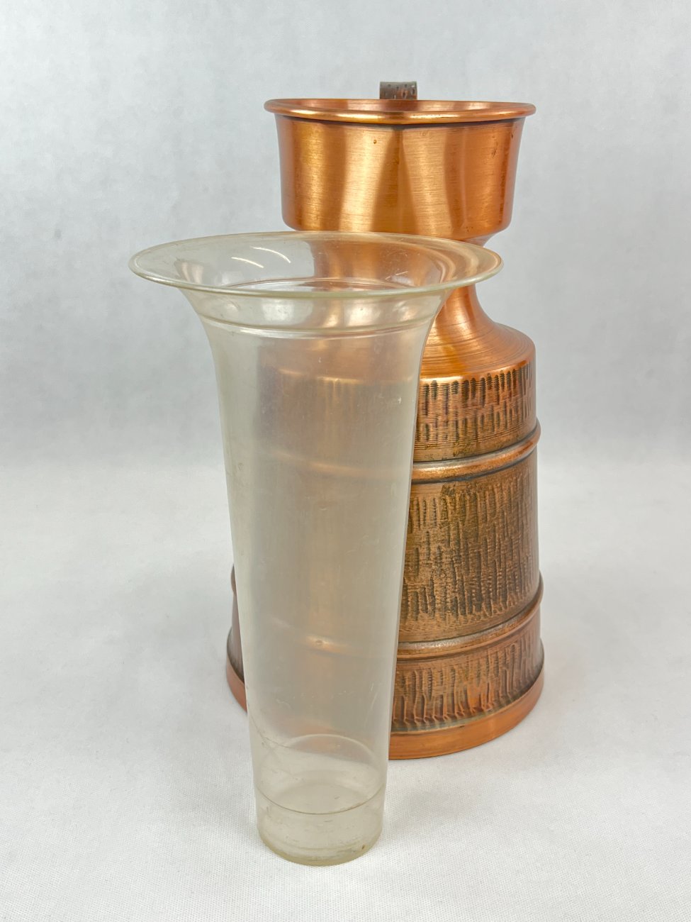 HN0289-metaliniai-indai-7 Varinis ąsotis su plastikiniu įdėklu 22,5x30x38,5 cm