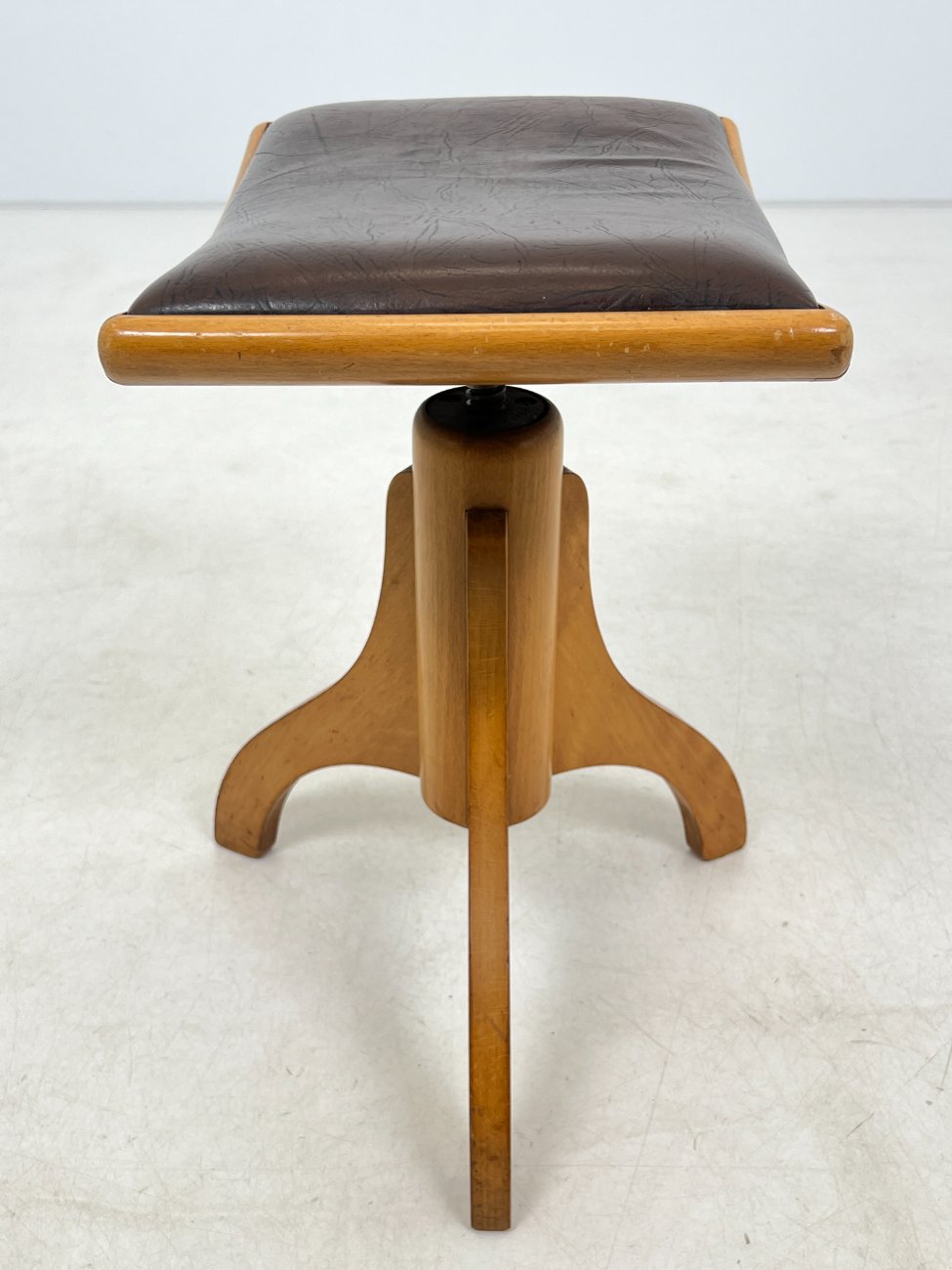 HN0301-kedes-4 Medinio rėmo reguliuojamo aukščio pianino kėdė su eko oda 44x44x49(+16) cm