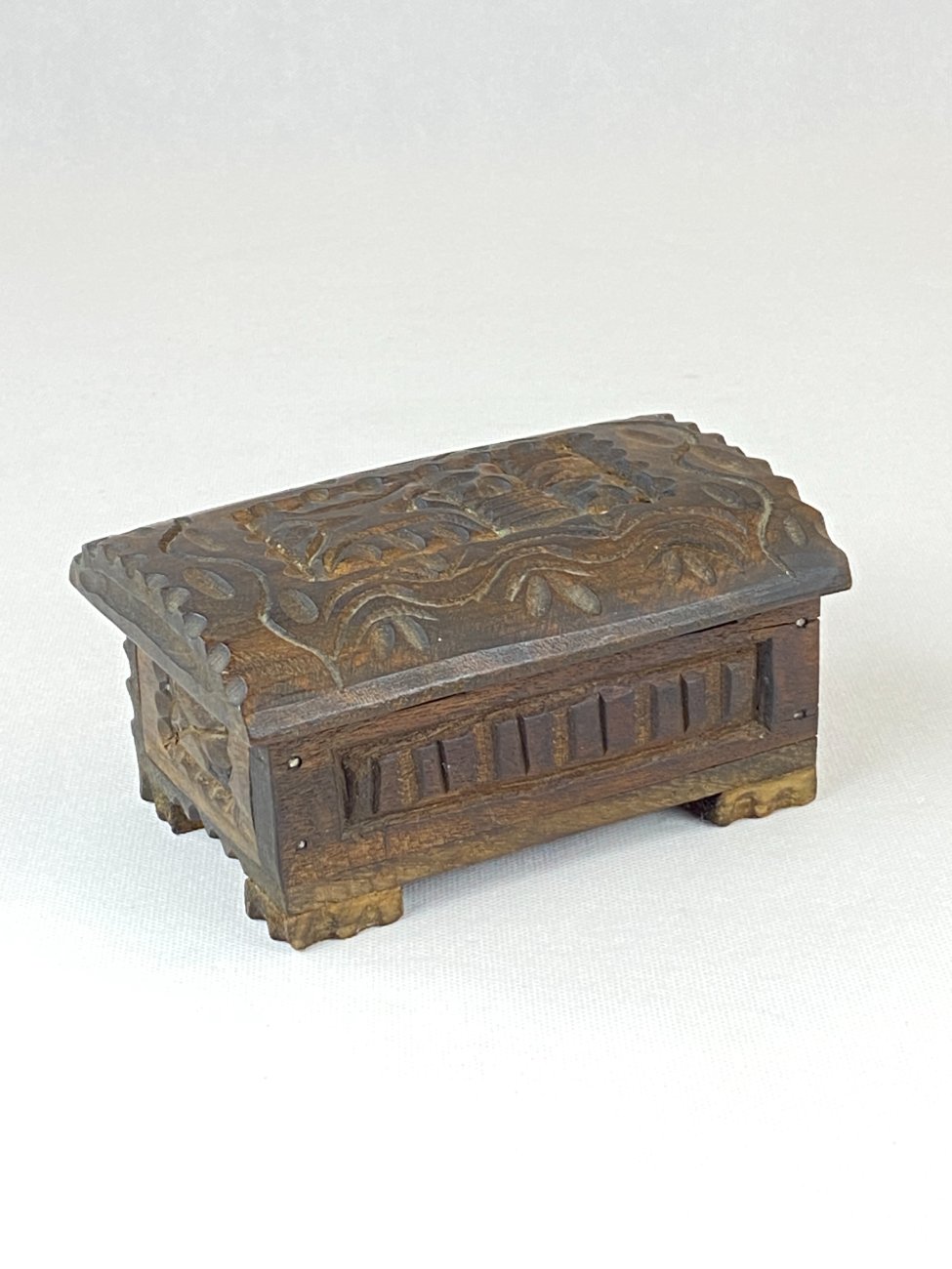 HN0311-dezutes-10 Medinė drožinėta dėžutė 11×15,5×8 cm