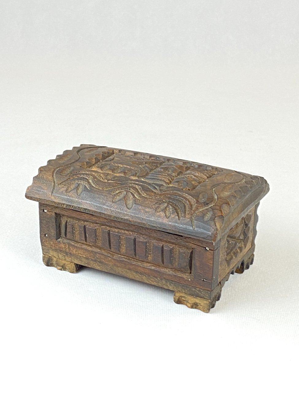 HN0311-dezutes-11 Medinė drožinėta dėžutė 11×15,5×8 cm