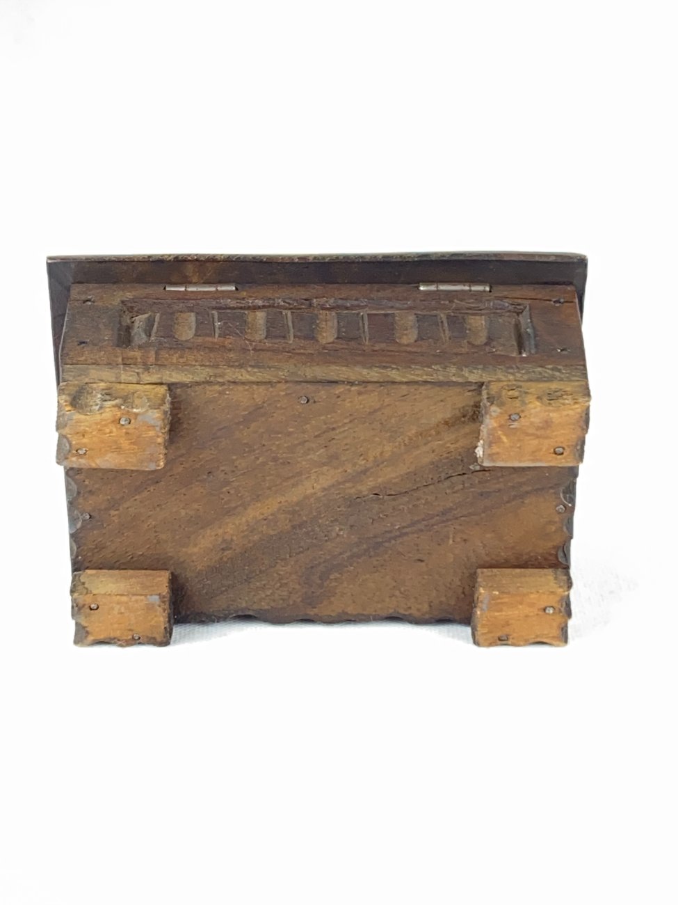 HN0311-dezutes-12 Medinė drožinėta dėžutė 11×15,5×8 cm