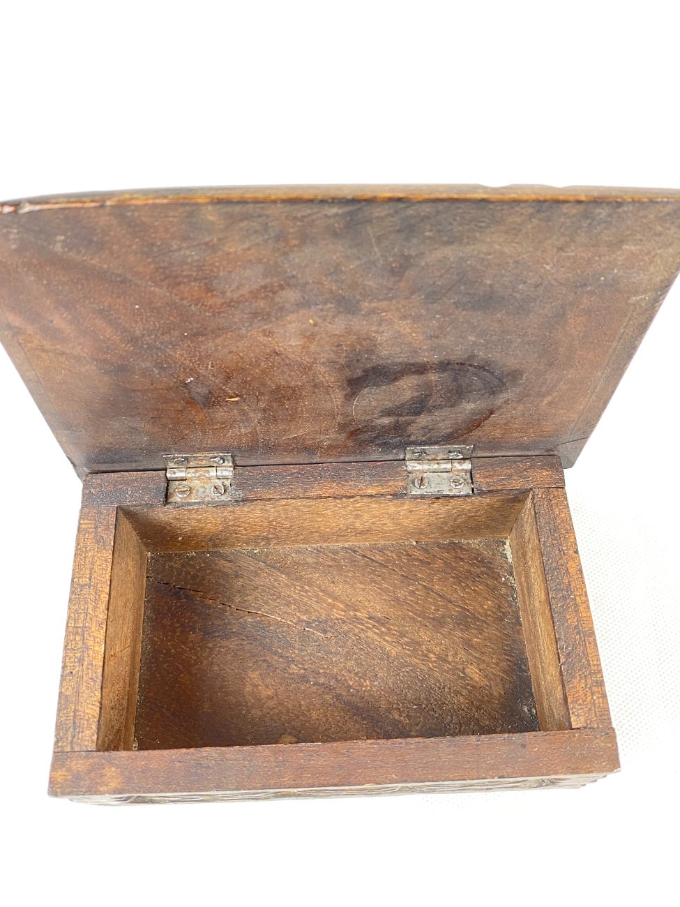 HN0311-dezutes-13 Medinė drožinėta dėžutė 11×15,5×8 cm