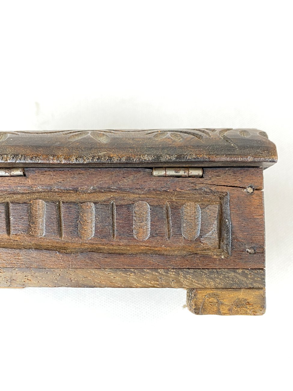 HN0311-dezutes-14 Medinė drožinėta dėžutė 11×15,5×8 cm