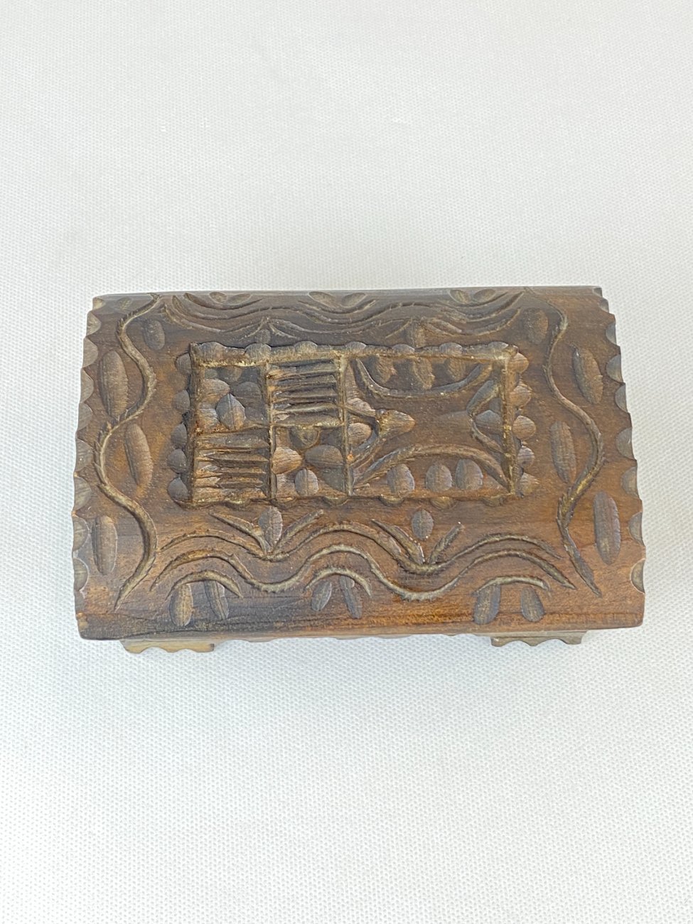 HN0311-dezutes-5 Medinė drožinėta dėžutė 11×15,5×8 cm