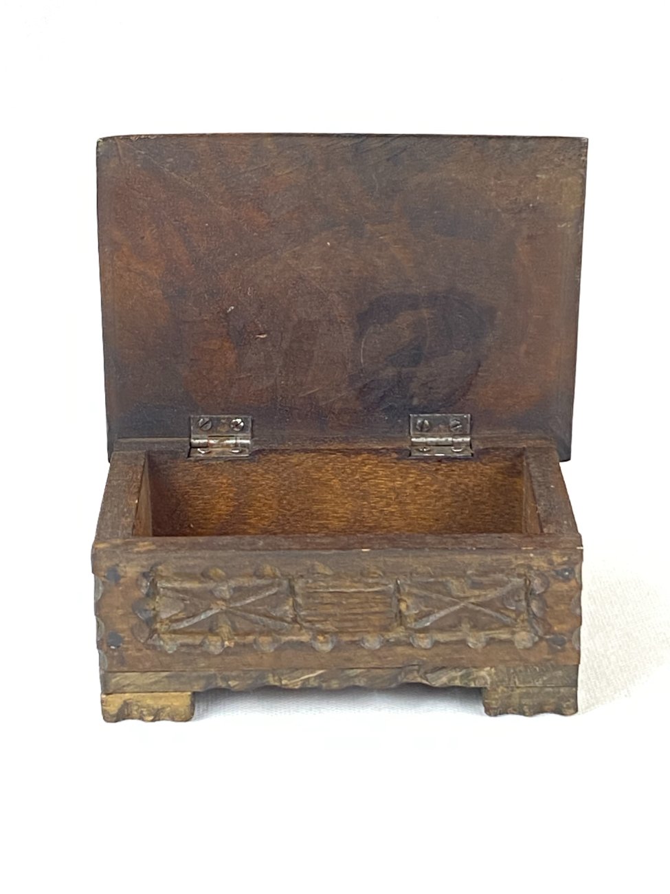 HN0311-dezutes-6 Medinė drožinėta dėžutė 11×15,5×8 cm