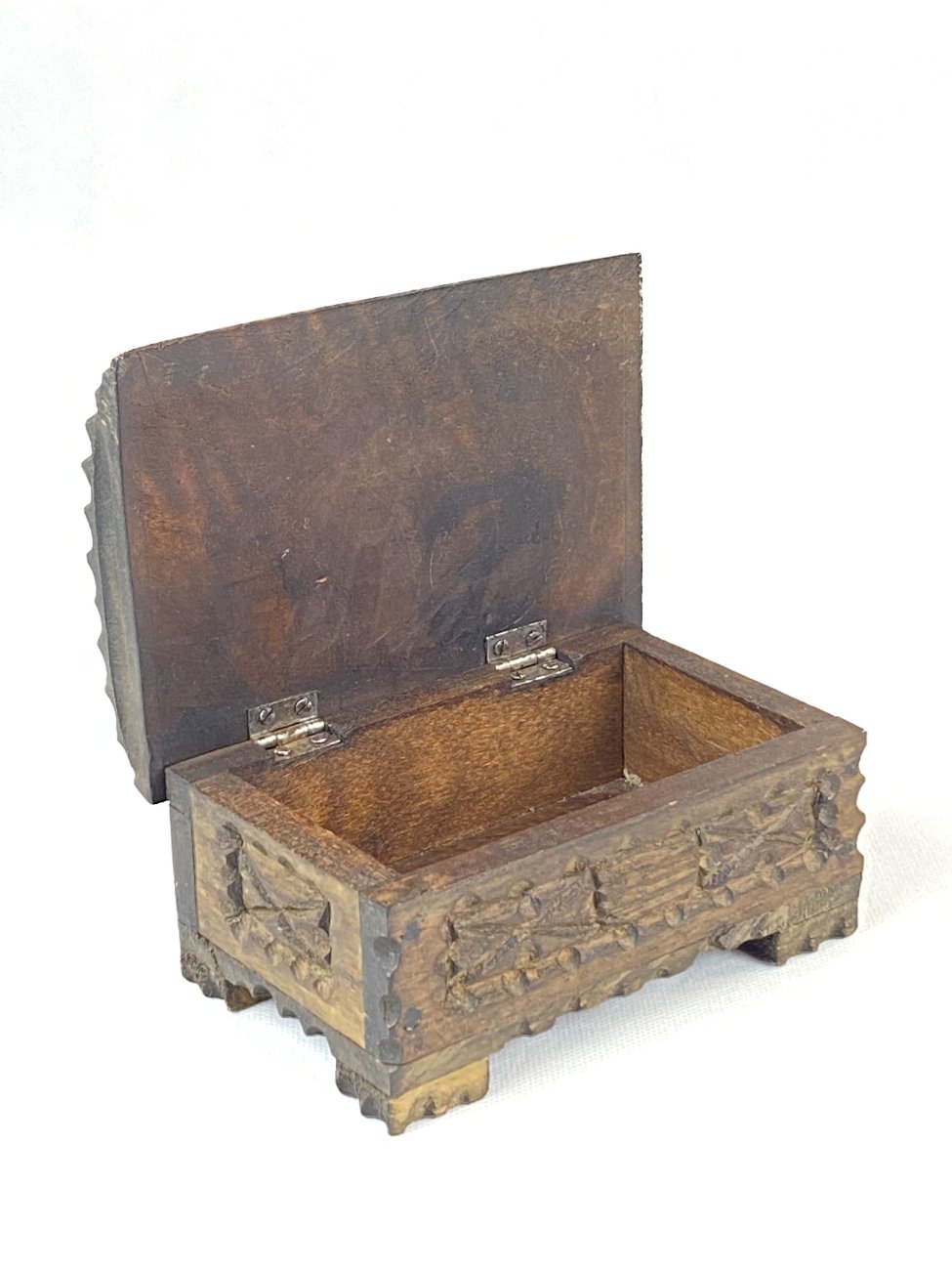 HN0311-dezutes-8 Medinė drožinėta dėžutė 11×15,5×8 cm