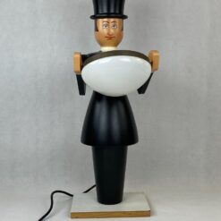 Medinis stalinis šviestuvas stikliniu gaubtu “Padavėjas” 30x21x59 cm