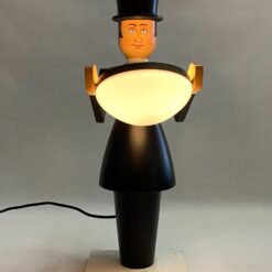 Medinis stalinis šviestuvas stikliniu gaubtu “Padavėjas” 30x21x59 cm