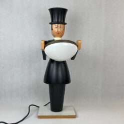 Medinis stalinis šviestuvas stikliniu gaubtu “Padavėjas” 30x21x59 cm