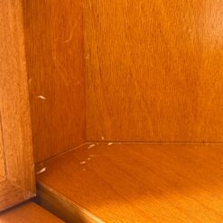 Vintažinė kampinė vitrina 49x103x199 cm