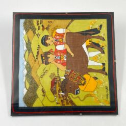 “Fisba Stoffels” įstiklinta skarelė su piemenimis ir jaučiu 1×30,5×30,5 cm