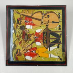 “Fisba Stoffels” įstiklinta skarelė su muzikantais 1×30,5×30,5 cm