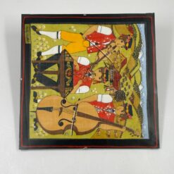 “Fisba Stoffels” įstiklinta skarelė su muzikantais 1×30,5×30,5 cm