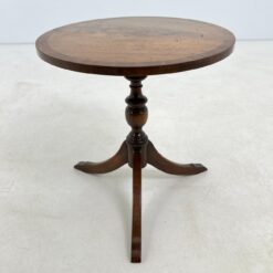 Biedermeier stiliaus riešutmedžio staliukas 52x52x54 cm