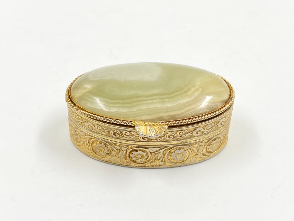 HN0336-dezutes-2 Žalvarinė dėžutė su oniksu 3,5x5x2 cm