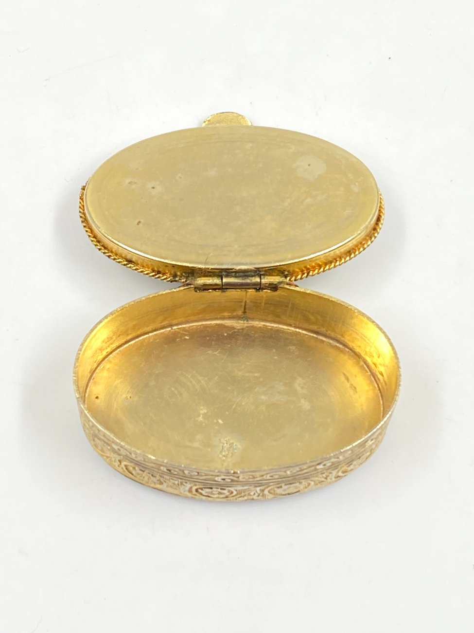 HN0336-dezutes-3 Žalvarinė dėžutė su oniksu 3,5x5x2 cm