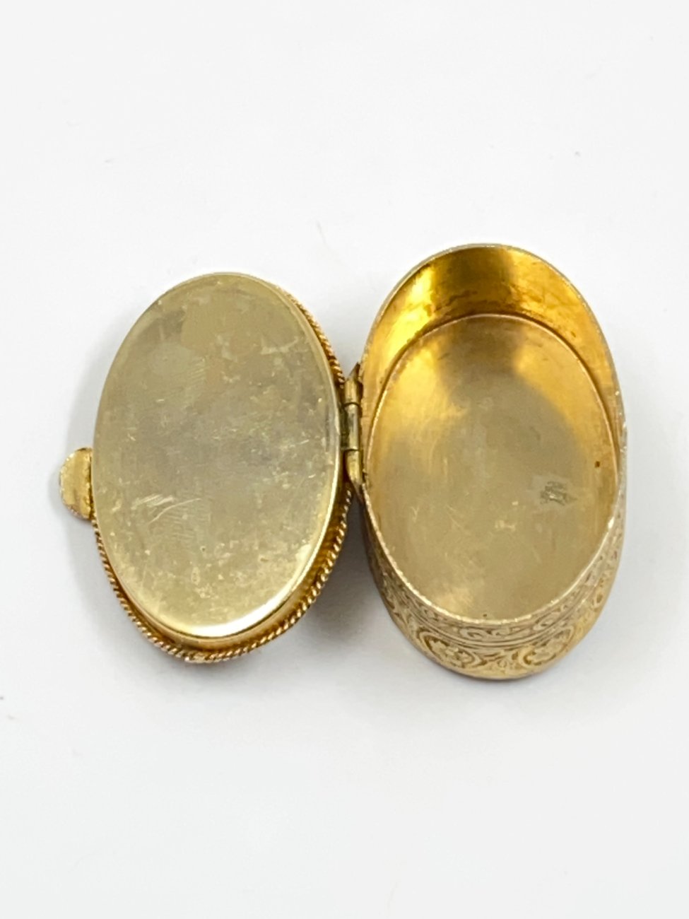 HN0336-dezutes-4 Žalvarinė dėžutė su oniksu 3,5x5x2 cm