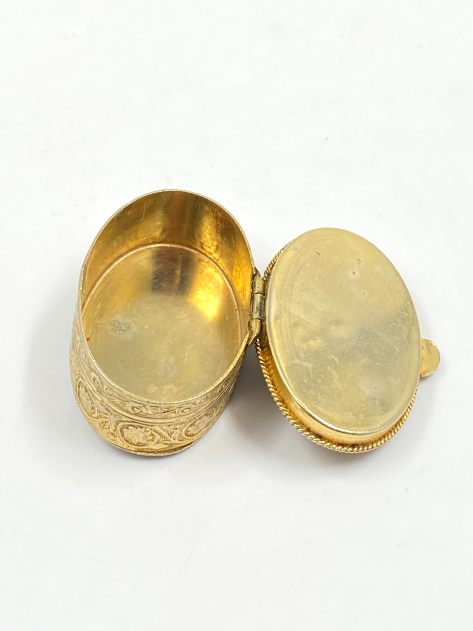 HN0336-dezutes-5 Žalvarinė dėžutė su oniksu 3,5x5x2 cm