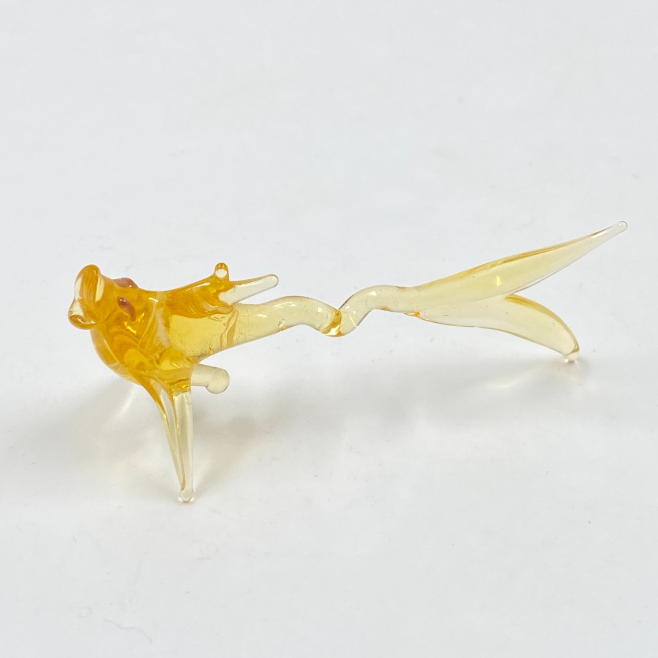 HN0340-stiklines-skulpturos-0 Stiklinė statulėlė “Auksinė žuvelė” 3x7x3 cm