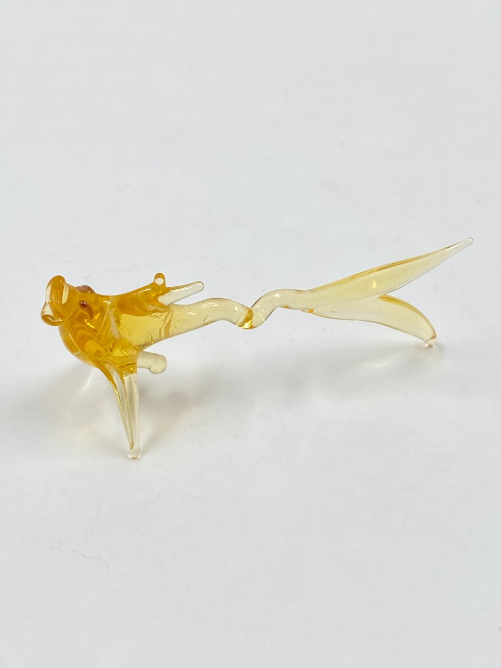 HN0340-stiklines-skulpturos-1 Stiklinė statulėlė “Auksinė žuvelė” 3x7x3 cm