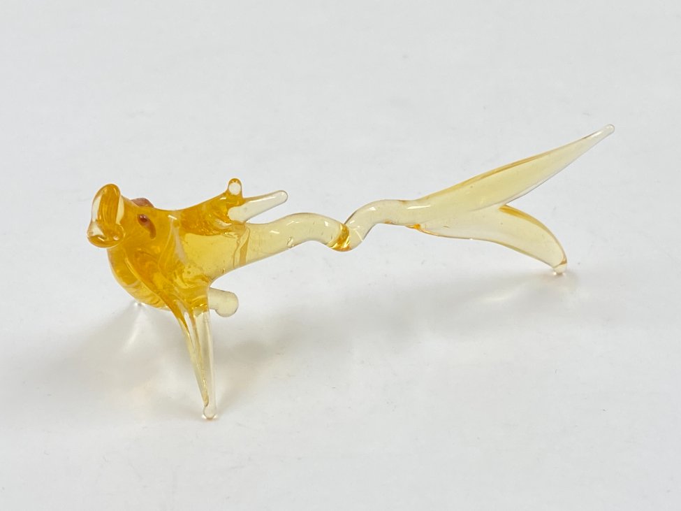 HN0340-stiklines-skulpturos-2 Stiklinė statulėlė “Auksinė žuvelė” 3x7x3 cm