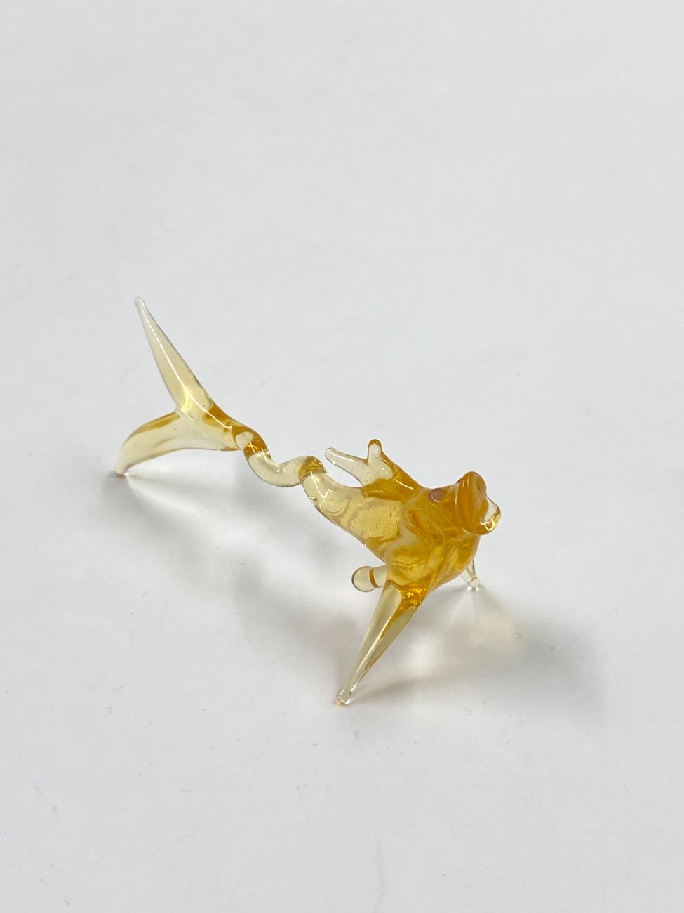 HN0340-stiklines-skulpturos-3 Stiklinė statulėlė “Auksinė žuvelė” 3x7x3 cm