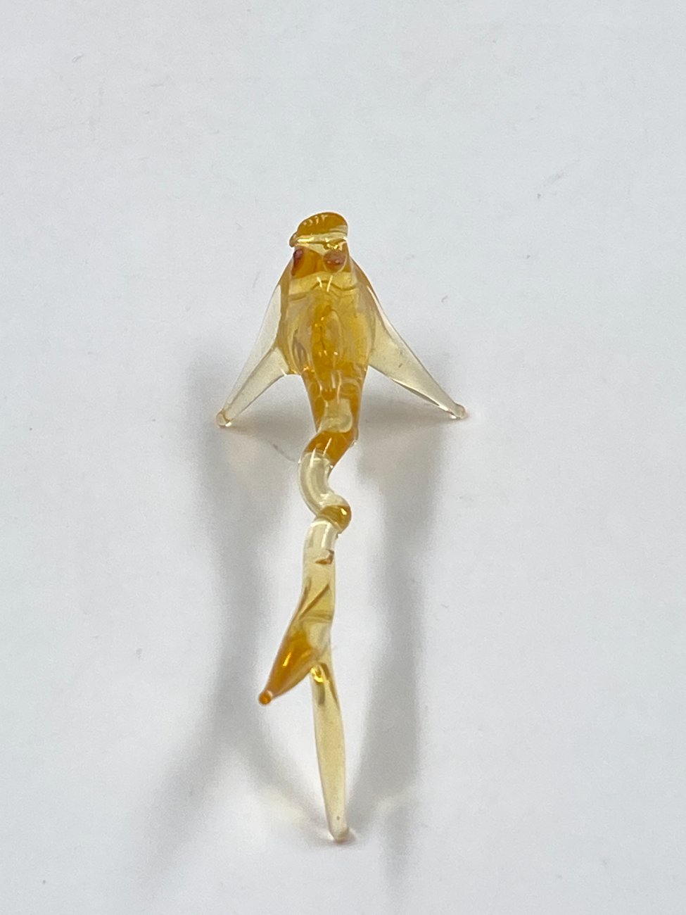 HN0340-stiklines-skulpturos-4 Stiklinė statulėlė “Auksinė žuvelė” 3x7x3 cm