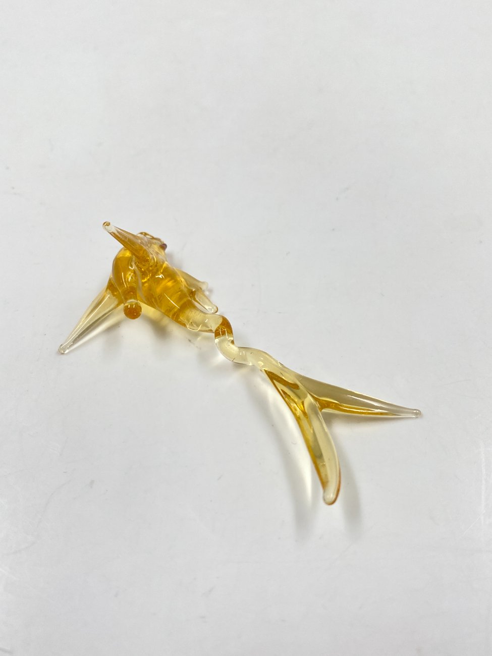 HN0340-stiklines-skulpturos-5 Stiklinė statulėlė “Auksinė žuvelė” 3x7x3 cm