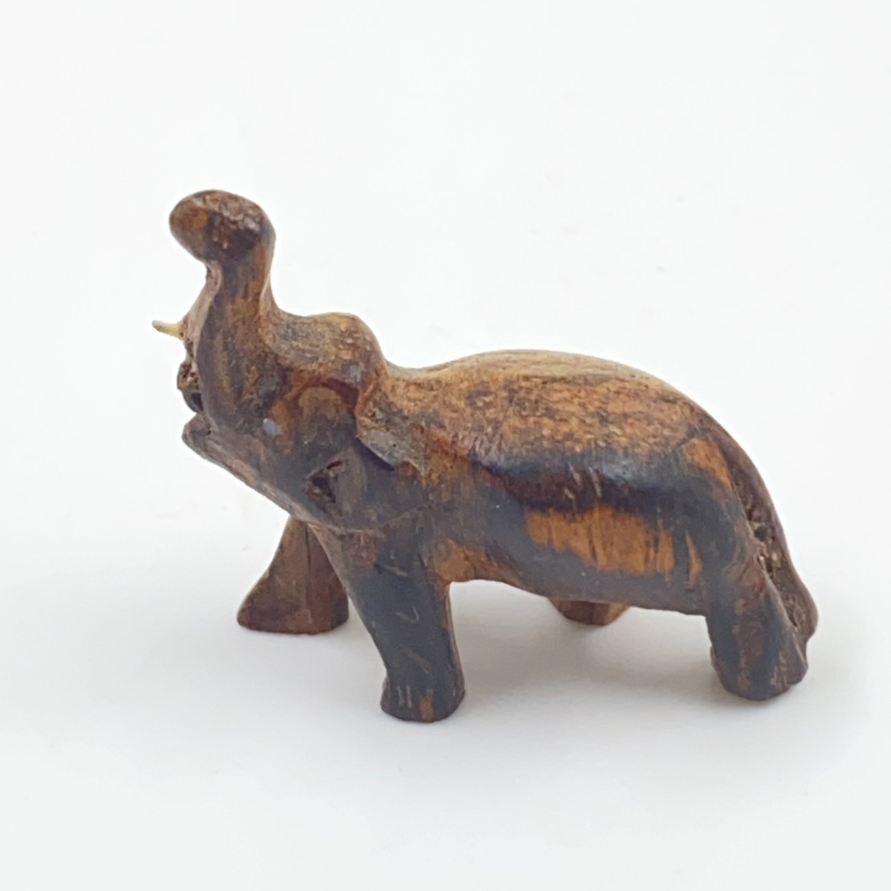 HN0342-kitokios-skulpturos-0 Medinė dramblio statulėlė 1,5×3,5×3 cm