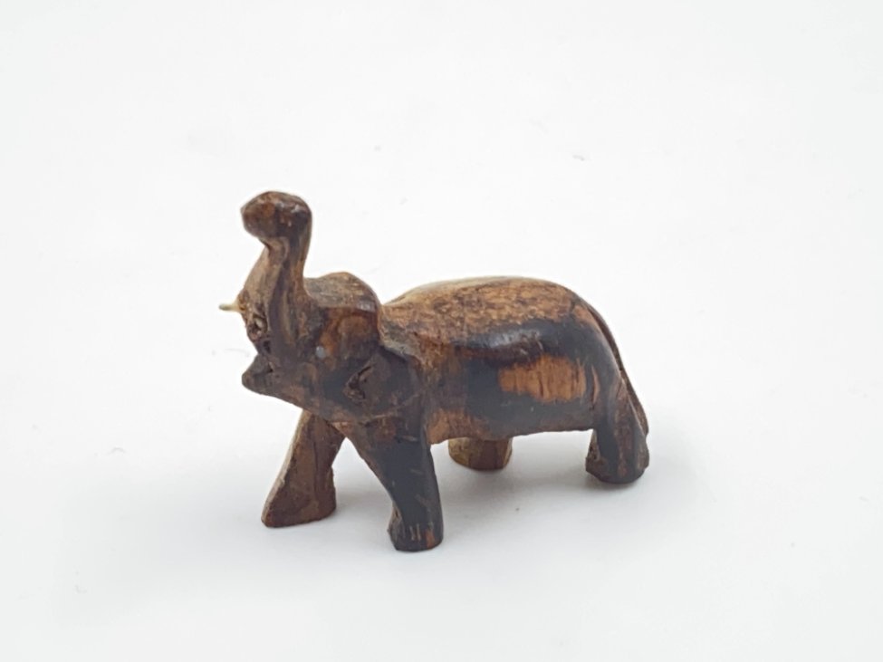 HN0342-kitokios-skulpturos-2 Medinė dramblio statulėlė 1,5×3,5×3 cm