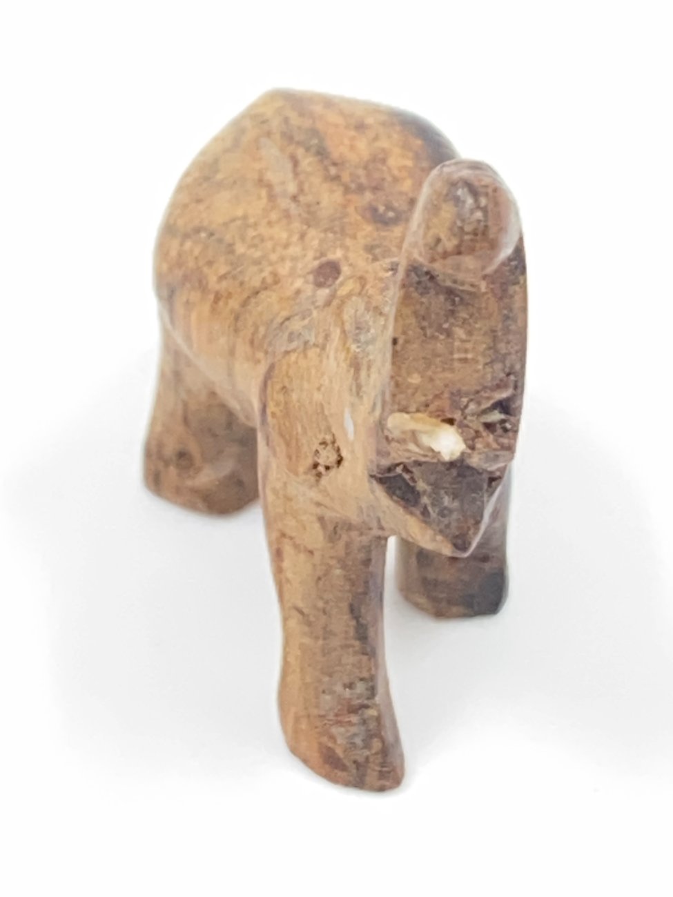 HN0342-kitokios-skulpturos-3 Medinė dramblio statulėlė 1,5×3,5×3 cm