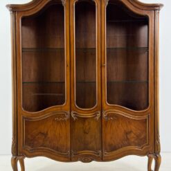 Riešutmedžio vitrina 41,5x149x189 cm