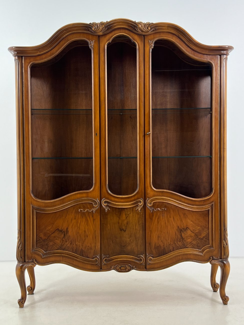 HN0343-vitrinos-1 Riešutmedžio vitrina 41,5x149x189 cm