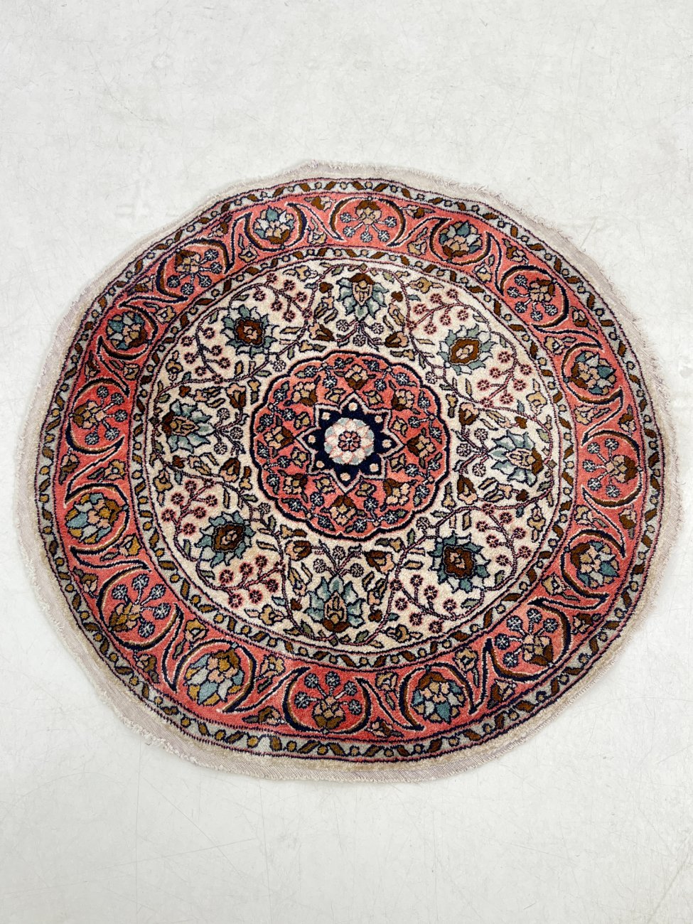 HN0345-kilimai-1 Šilkinis rankų darbo kilimas “Nain” 93x93x0,4 cm