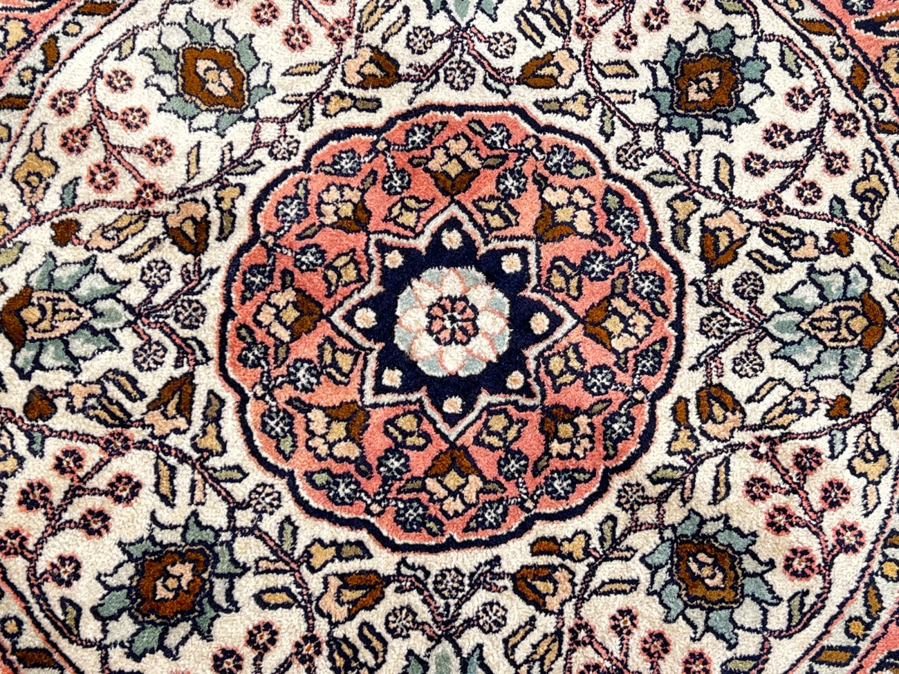 HN0345-kilimai-3 Šilkinis rankų darbo kilimas “Nain” 93x93x0,4 cm