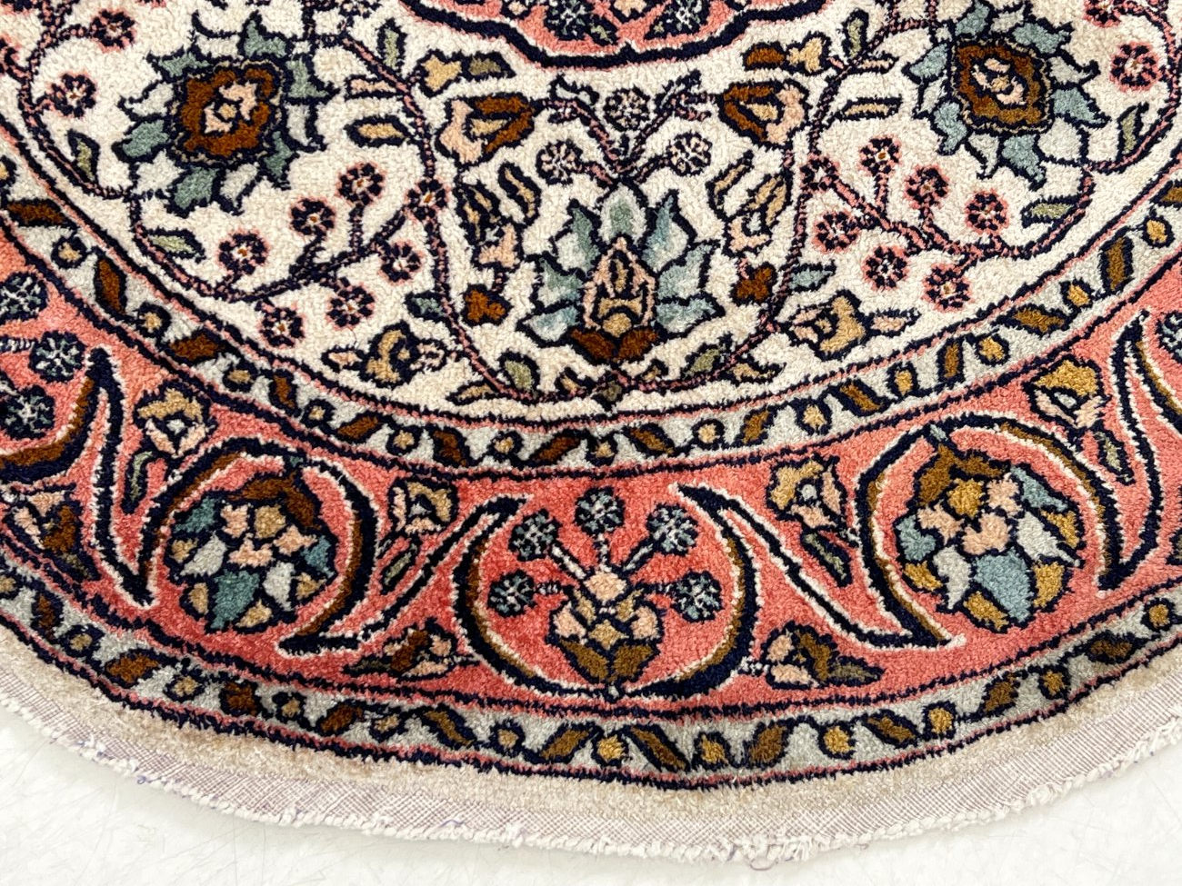 HN0345-kilimai-4 Šilkinis rankų darbo kilimas “Nain” 93x93x0,4 cm