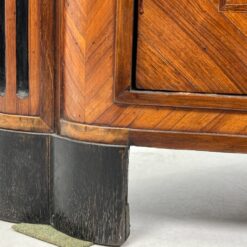 Kampinė inkrustuota raudonmedžio komoda su marmuru ir žalvariniais apkaustais 61x99x103 cm