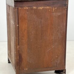 Kampinė inkrustuota raudonmedžio komoda su marmuru ir žalvariniais apkaustais 61x99x103 cm